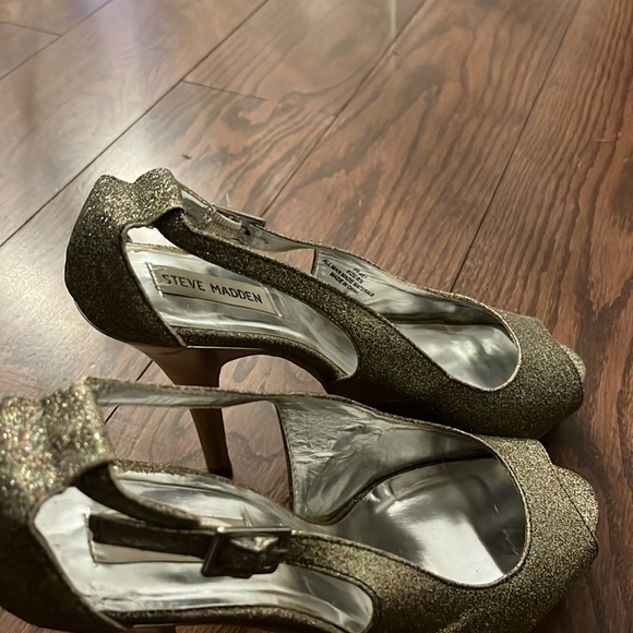 Steve Madden golden shoes - Picture 2 of 8